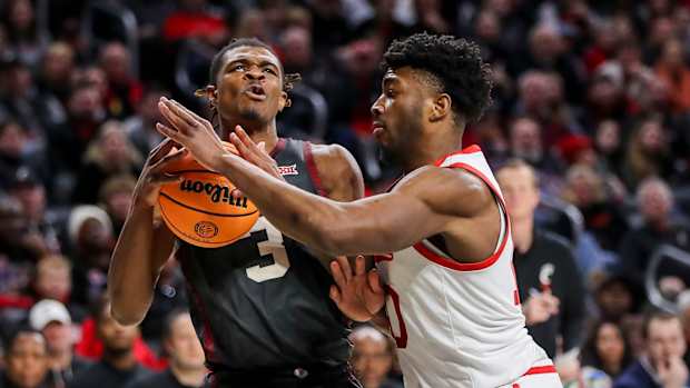 Jan 20, 2024; Cincinnati, Ohio, USA; Oklahoma Sooners guard Otega Oweh (3) drives to the basket against Cincinnati Bearcats guard Josh Reed (10) in the first half at Fifth Third Arena. Mandatory Credit: Katie Stratman-USA TODAY Sports